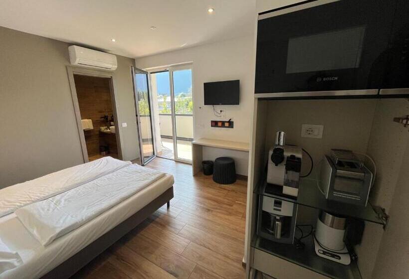 غرفة قياسية مزوَّدة بشُرفة, Riva Lake Lodge