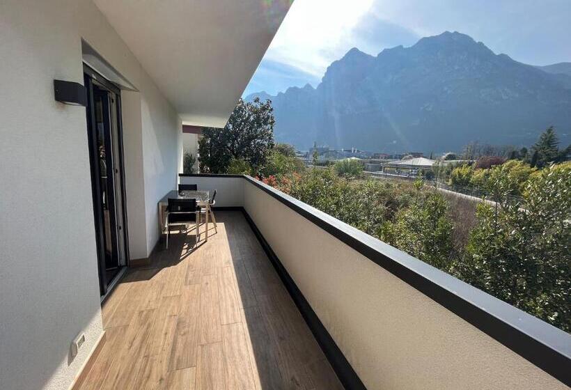 غرفة قياسية مزوَّدة بشُرفة, Riva Lake Lodge