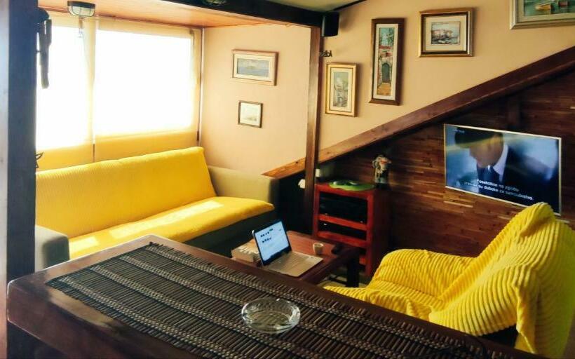 اتاق لوکس با بالکن و چشم‌انداز دریا, Apartmani Fortunela