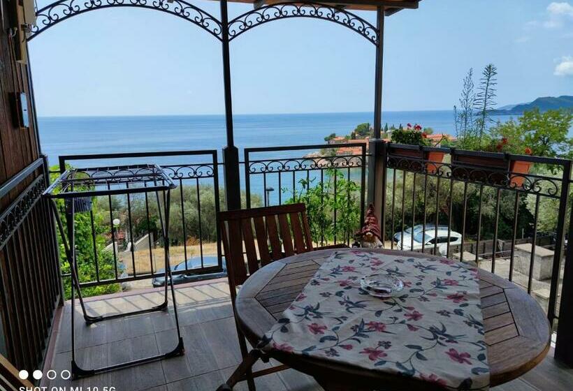 اتاق لوکس با بالکن و چشم‌انداز دریا, Apartmani Fortunela