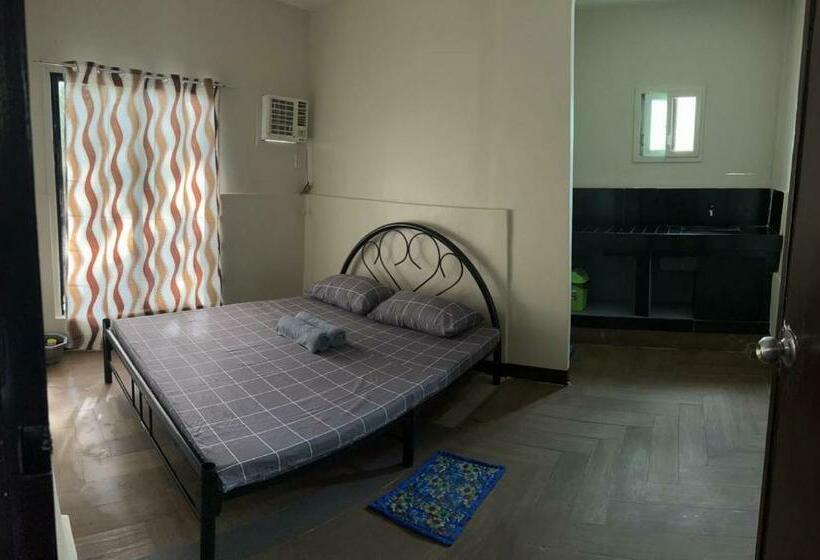 اتاق لوکس, Little John S Town Inn