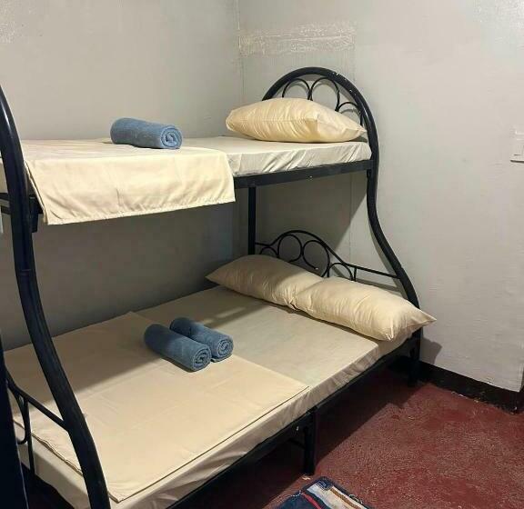 اتاق ساده سه نفره, Little John S Town Inn