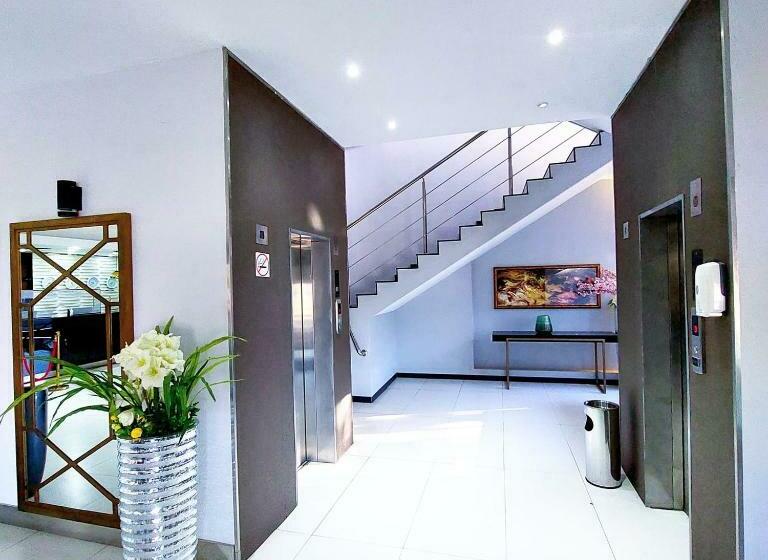 جناح عائلي, Embaixador