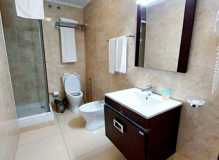 جناح عائلي, Embaixador