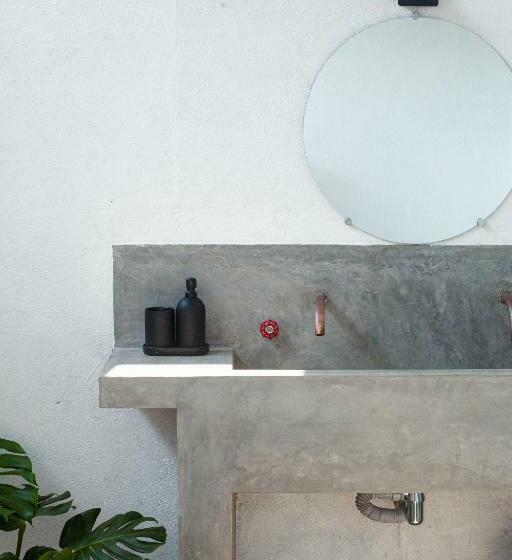 デラックスルーム, The Well