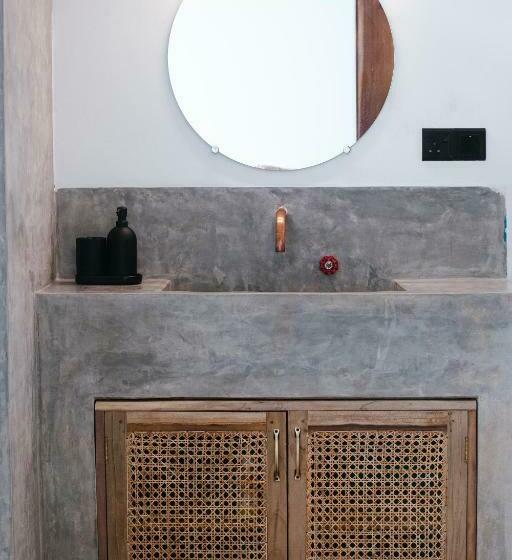 デラックスルーム, The Well