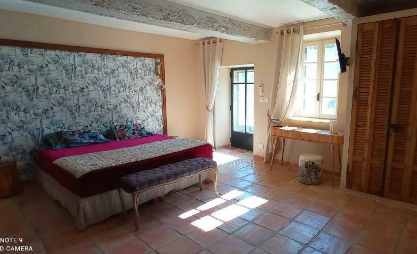 اتاق لوکس با تخت بزرگ, Le Mas Neuf 1752