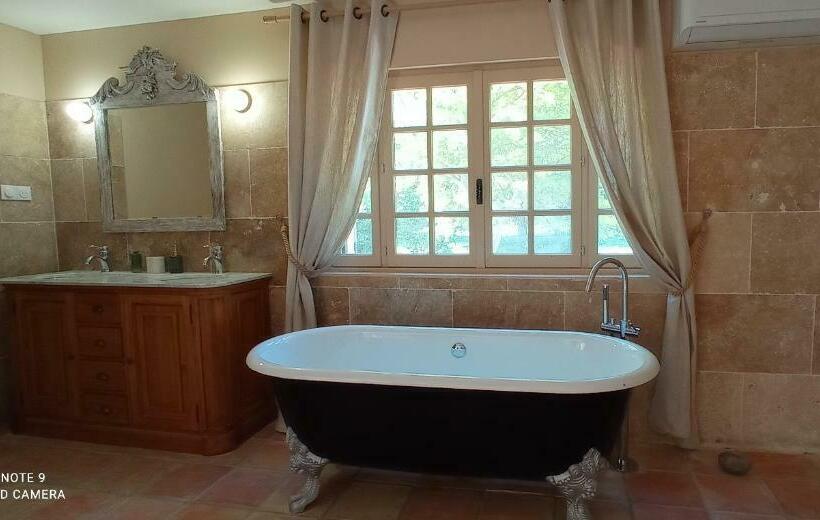 اتاق لوکس با تخت بزرگ, Le Mas Neuf 1752