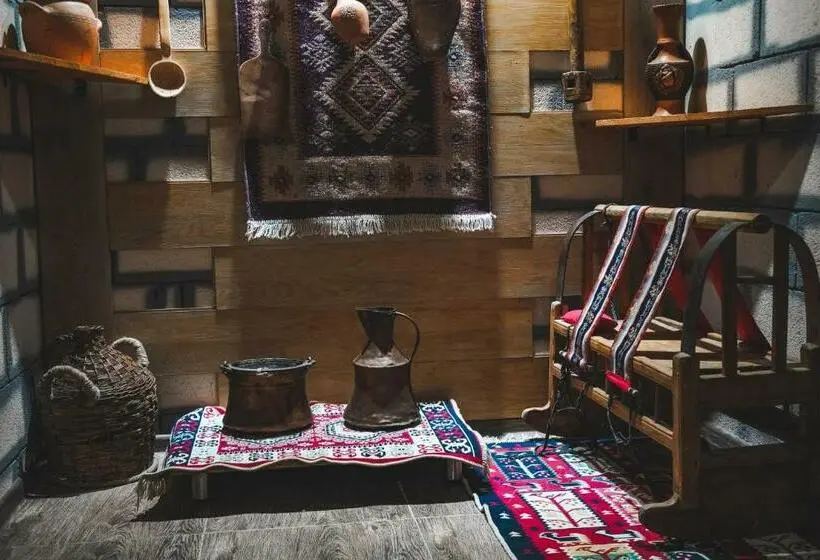 اتاق لوکس, Fiten House
