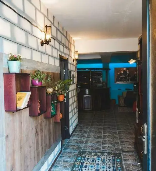 اتاق استاندارد سه نفره, Fiten House