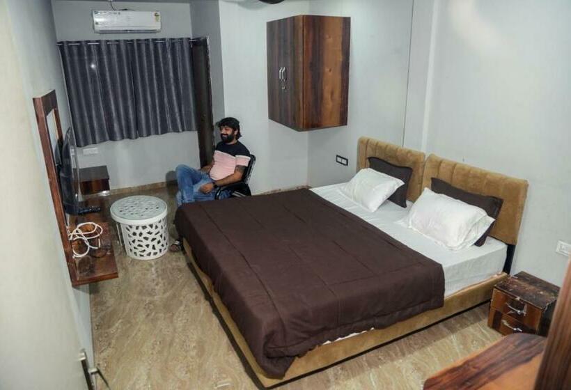 اتاق لوکس, Kiwi Inn