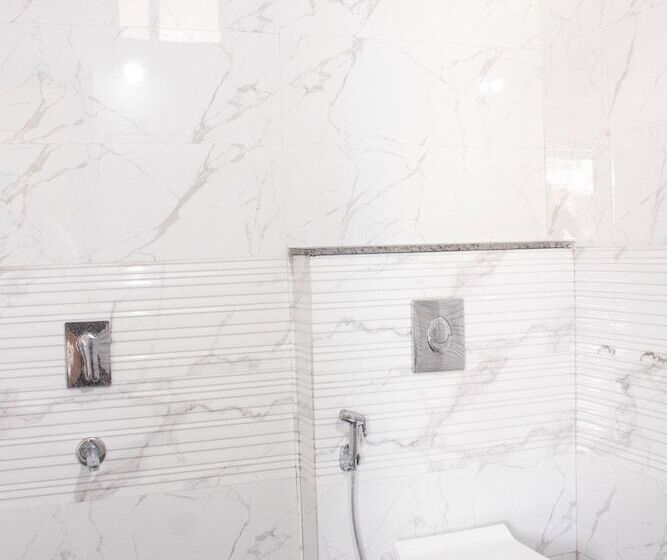 اتاق لوکس, Kiwi Inn