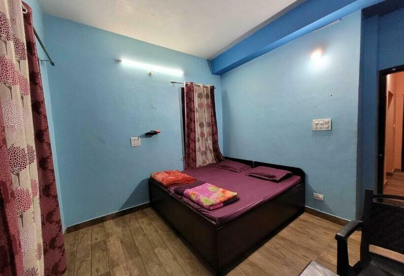 トリプルクラシックルーム, Oyo Rage Roodies Camping