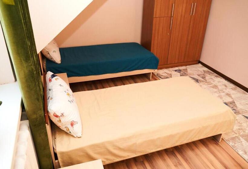 اتاق کلاسیک سه تخته, Nomad Hostel