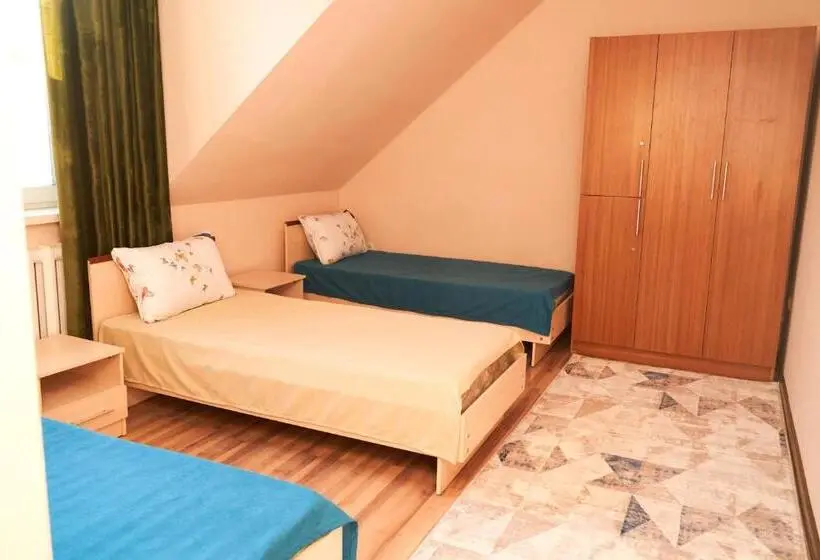 اتاق کلاسیک سه تخته, Nomad Hostel