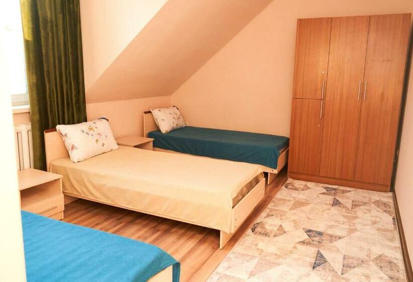تختخواب در اتاق مشترک, Nomad Hostel