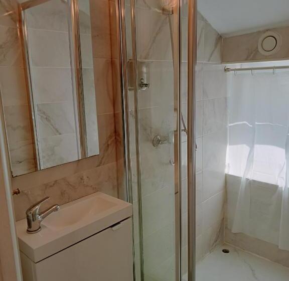 اتاق خانوادگی با سرویس بهداشتی مشترک, Sylhet Bnb