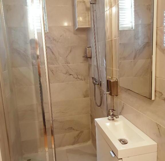 اتاق استاندارد با سرویس بهداشتی مشترک, Sylhet Bnb