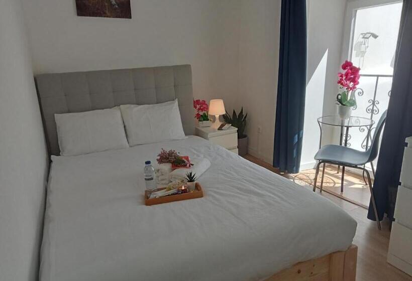 اتاق استاندارد یک تخته با بالکن, Sylhet Bnb