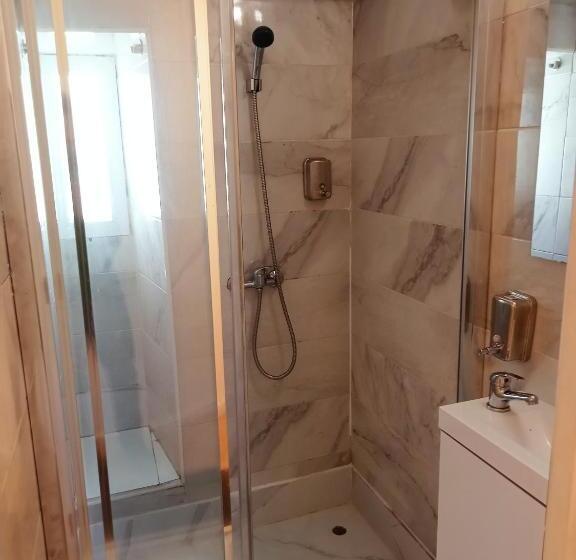 اتاق استاندارد با بالکن, Sylhet Bnb