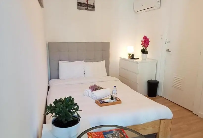 اتاق استاندارد با بالکن, Sylhet Bnb