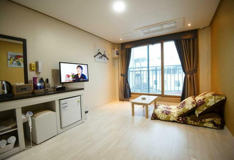 Семейный Номер, Dorcas Tourist Hostel
