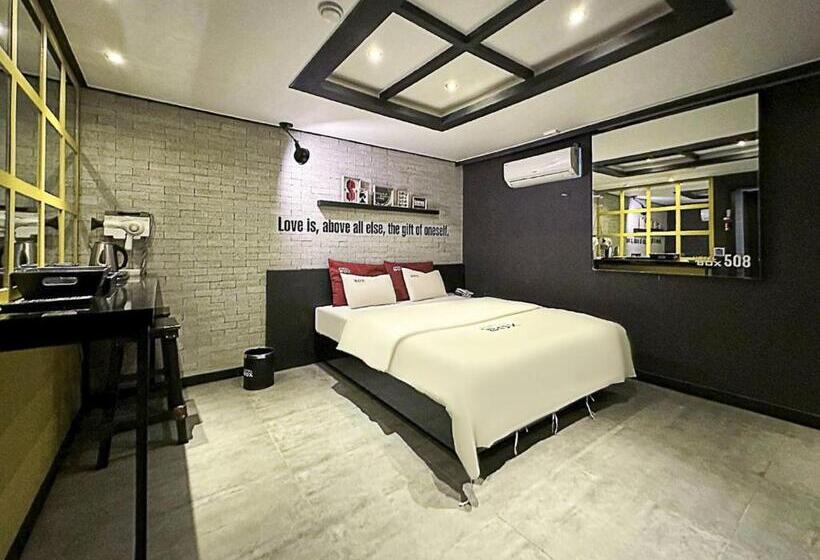 Chambre Familiale, Box