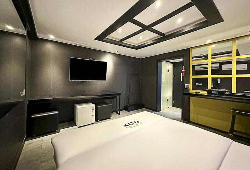 Chambre Familiale, Box