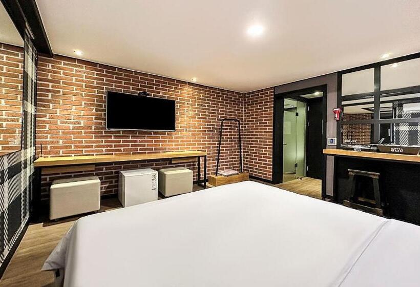 Chambre Familiale, Box