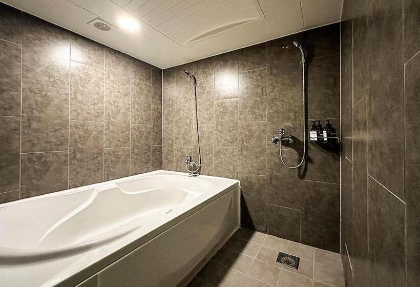 Chambre Familiale, Box