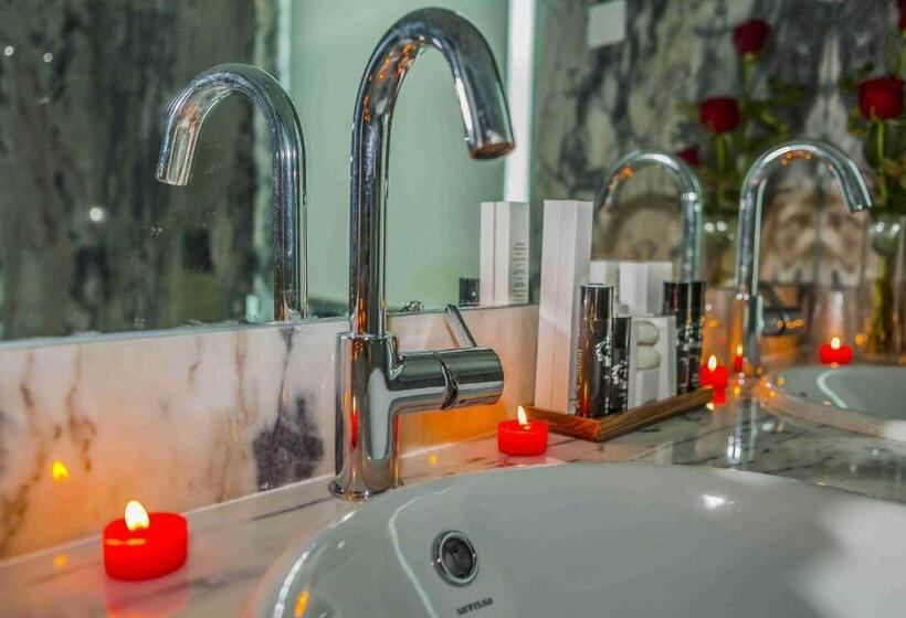 디럭스 스위트 킹 침대, Enigma Nature & Water