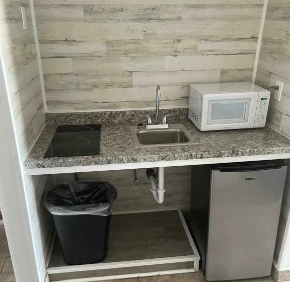 اتاق لوکس با بالکن, The Atlantic