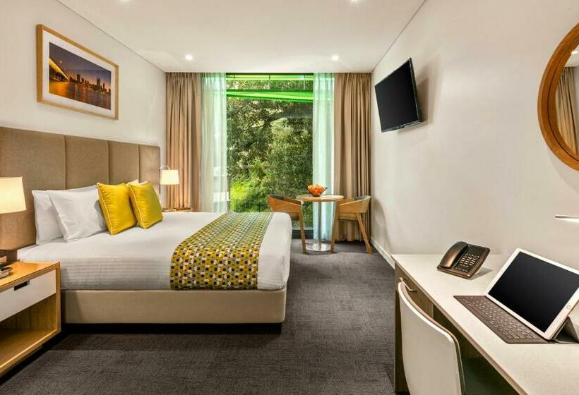 Студио Executive, Quest Mounts Bay Road