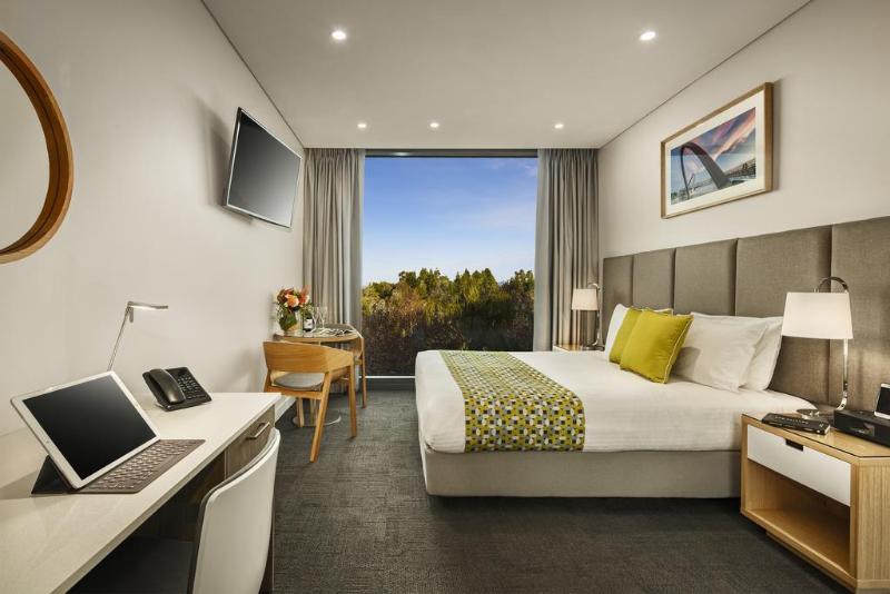 Студио Executive, Quest Mounts Bay Road