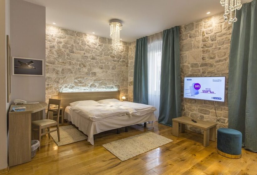 اتاق استاندارد سه نفره, Tifani Luxury Rooms 2