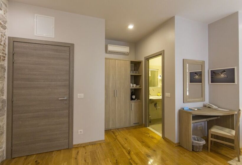 اتاق استاندارد سه نفره, Tifani Luxury Rooms 2