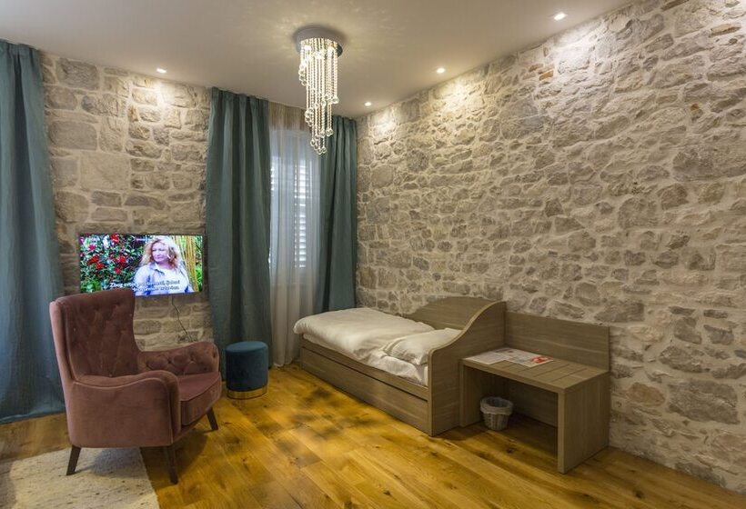 اتاق استاندارد سه نفره, Tifani Luxury Rooms 2