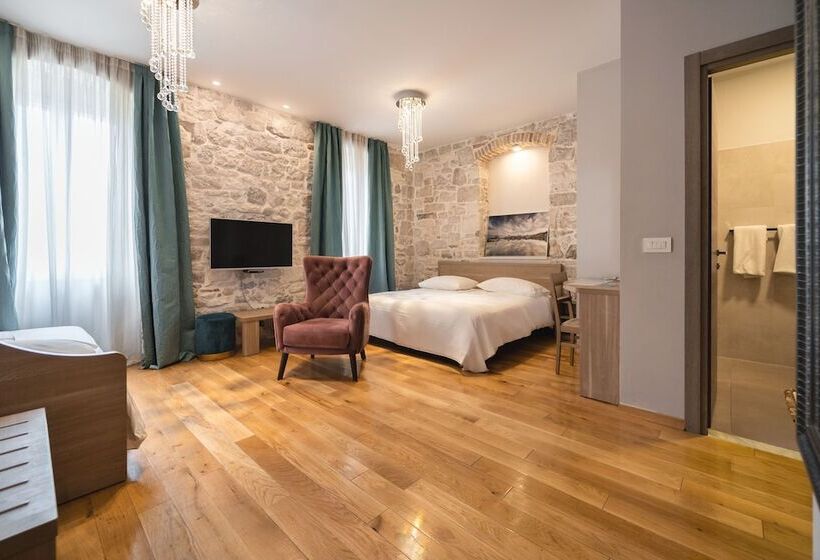 اتاق استاندارد سه نفره, Tifani Luxury Rooms 2