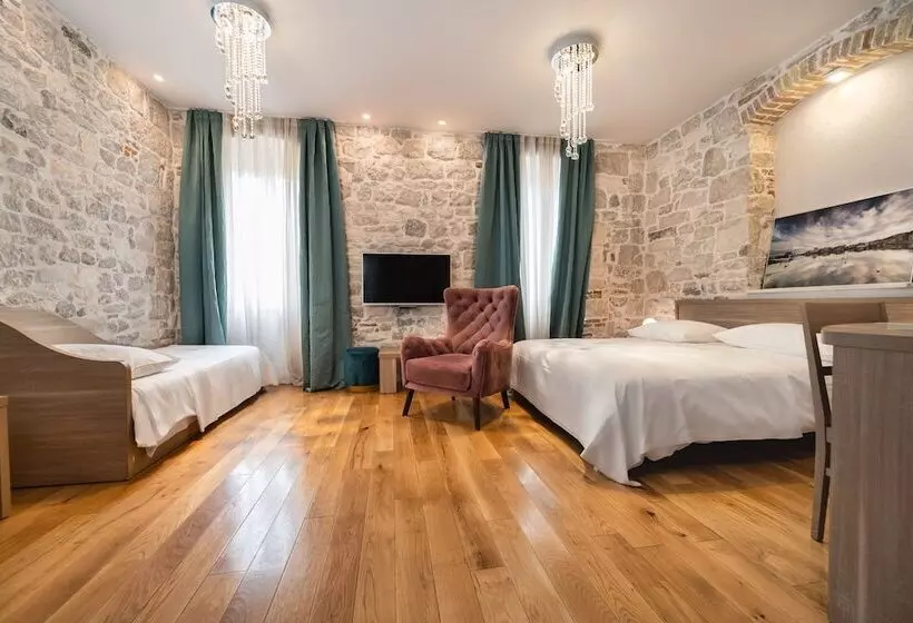 スタンダードトリプルルーム, Tifani Luxury Rooms 2