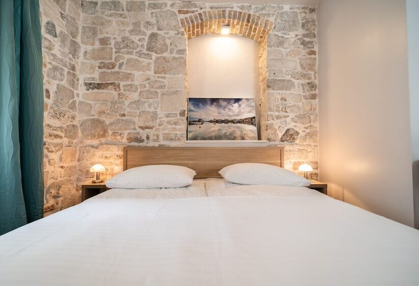 اتاق استاندارد سه نفره, Tifani Luxury Rooms 2