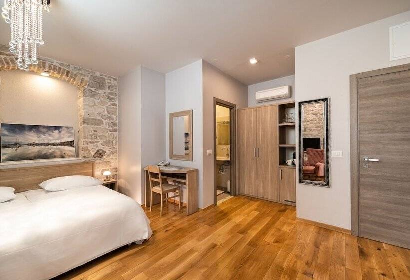 اتاق استاندارد سه نفره, Tifani Luxury Rooms 2