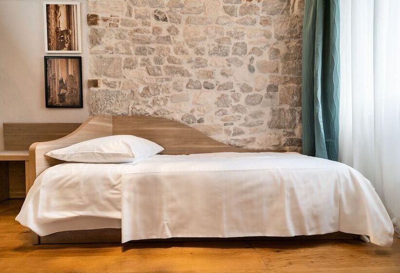 اتاق استاندارد سه نفره, Tifani Luxury Rooms 2