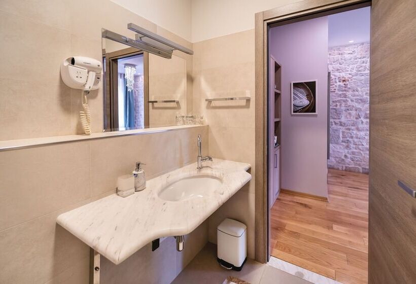 اتاق استاندارد سه نفره, Tifani Luxury Rooms 2