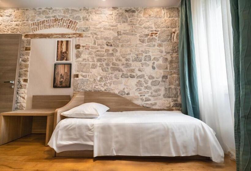 اتاق استاندارد سه نفره, Tifani Luxury Rooms 2