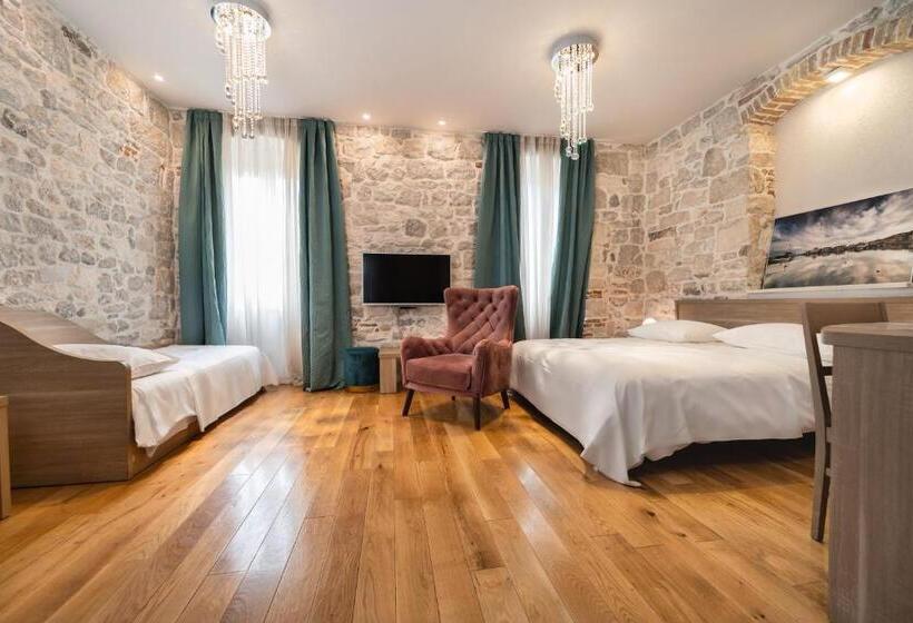 اتاق استاندارد سه نفره, Tifani Luxury Rooms 2