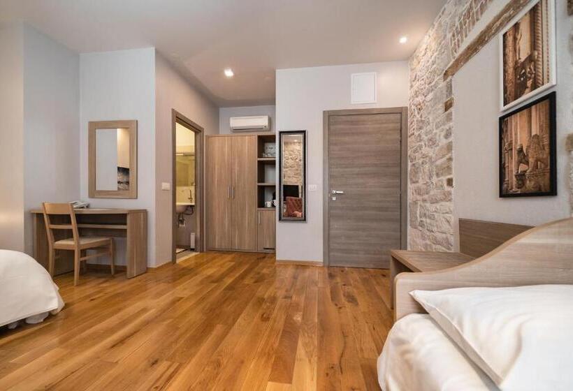 اتاق استاندارد سه نفره, Tifani Luxury Rooms 2