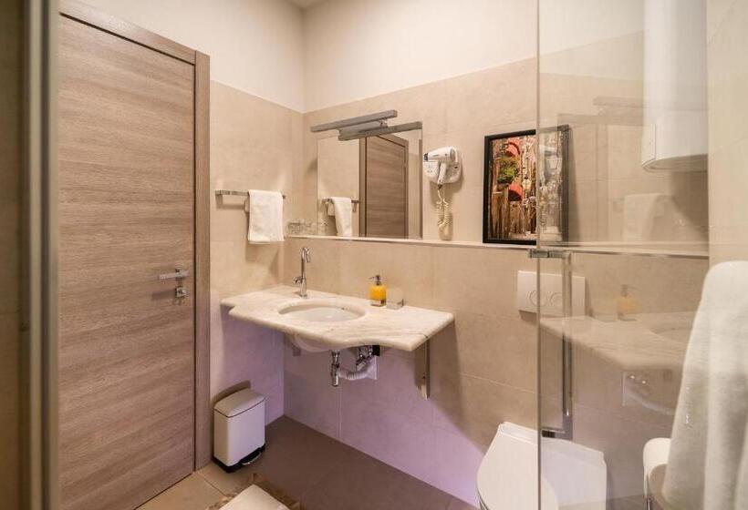 اتاق استاندارد سه نفره, Tifani Luxury Rooms 2