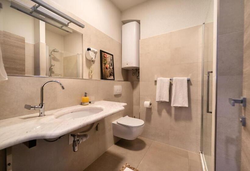 اتاق استاندارد سه نفره, Tifani Luxury Rooms 2