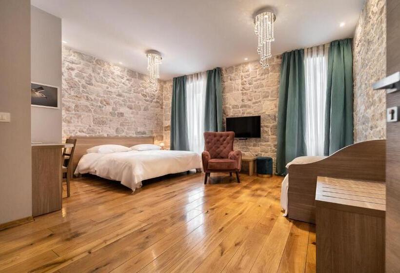 اتاق استاندارد سه نفره, Tifani Luxury Rooms 2