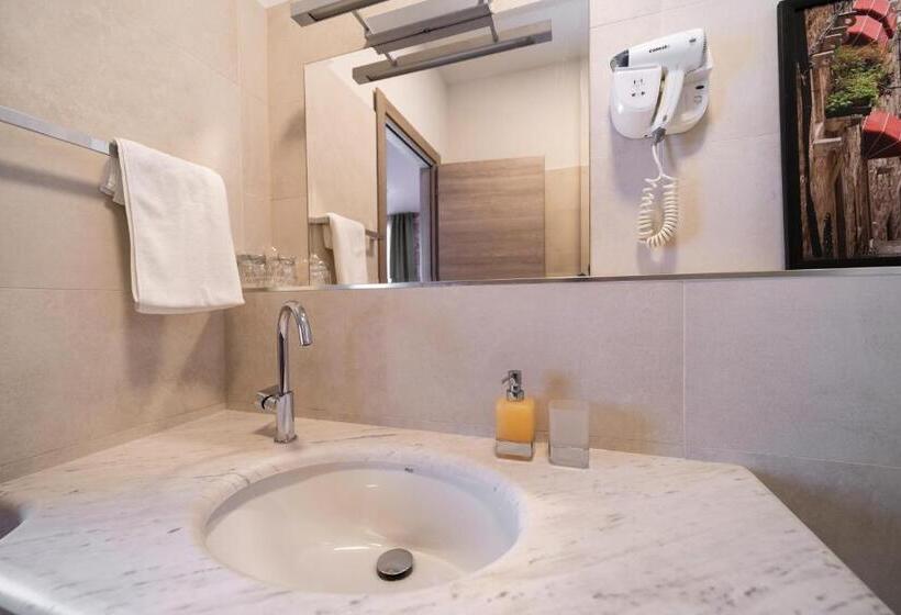 اتاق استاندارد سه نفره, Tifani Luxury Rooms 2